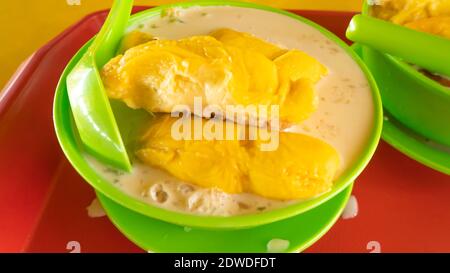 Le « Durian Cendol » est un dessert sucré glacé qui contient des gouttelettes de gelée de farine de riz verte semblable à un ver, de lait de coco et de sirop de sucre de palme avec fru durian Banque D'Images