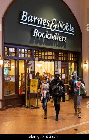 Clients quittant Barnes & Noble Booksellers et entrant dans la galerie marchande Columbia Mall, Kennewick, État de Washington, États-Unis Banque D'Images