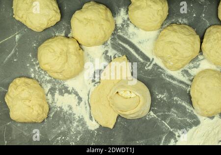 Délicieux petits pains à base de pâte à levure. Produits de boulangerie frais faits à la main à la maison Banque D'Images