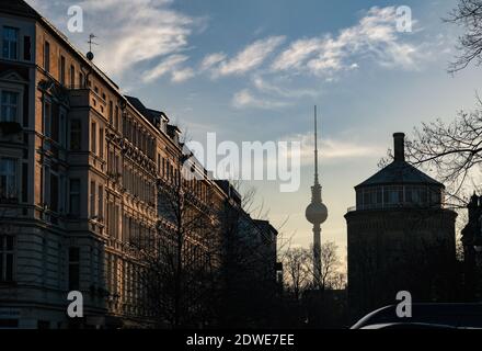 Berlin, Allemagne. 21 décembre 2020. Rykestraße à Prenzlauer Berg avec la tour de télévision et la tour d'eau. Credit: Jens Kalaene/dpa-Zentralbild/ZB/dpa/Alay Live News Banque D'Images