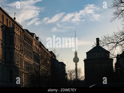 Berlin, Allemagne. 21 décembre 2020. Rykestraße à Prenzlauer Berg avec la tour de télévision et la tour d'eau. Credit: Jens Kalaene/dpa-Zentralbild/ZB/dpa/Alay Live News Banque D'Images