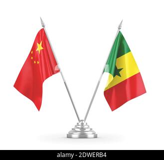 Drapeaux de table Sénégal et Chine isolés sur le rendu 3D blanc Banque D'Images