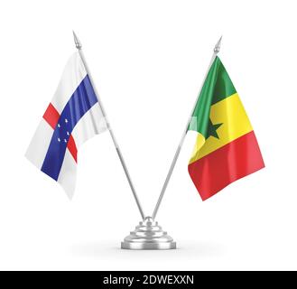 Drapeaux de table du Sénégal et des Antilles néerlandaises isolés sur la 3D blanche rendu Banque D'Images