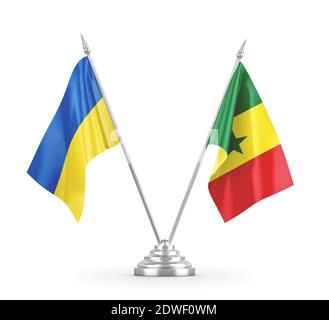 Drapeaux de table du Sénégal et de l'Ukraine isolés sur le rendu 3D blanc Banque D'Images