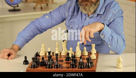 Jouer aux échecs. Passe-temps intellectuel. Figures sur un échiquier en bois. Apprendre jouer échecs. Leçon d'échecs. Concept de stratégie. Réfléchir à l'étape suivante. Les tactiques, c'est savoir quoi faire. Logiques de développement. Banque D'Images