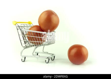 Tomates fraîches et panier métallique sur fond blanc. Mini panier avec tomates fraîches fond clair. Publicité pour un supermarché ou g Banque D'Images