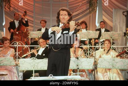 ANDRE RIEU, violoniste, Orchesterleiter, Arrangeur und Musikproduzent aus den Niederlanden, hier BEI einem TV-Auftritt mit dem Johann-Strauß-Orchester, vers 1998. ANDRÉ RIEU, violoniste, arrangeur, producteur de musique et chef d'orchestre néerlandais avec son orchestre Johann-Strauß lors d'un salon de télévision, vers 1998. Banque D'Images