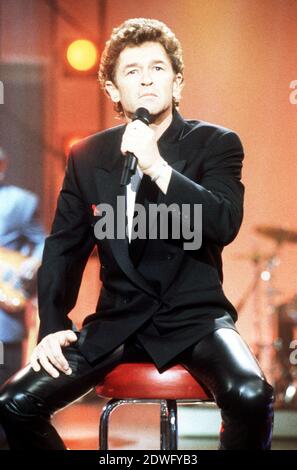 PETER MAFFAY, deutscher Sänger, Musiker, Komponist, Musikproduzent, BEI einem TV-Auftritt, vers 1998. PETER MAFFAY, chanteur, musicien, compositeur, producteur de musique pendant une performance TV, vers 1998. Banque D'Images