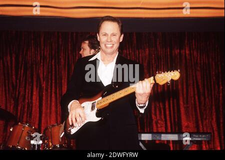 PETER KRAUS, deutscher Sänger, Musiker und Sauspieler, vers 1998. PETER KRAUS, chanteur, musicien et acteur allemand de guitare électrique, vers 1998. Banque D'Images