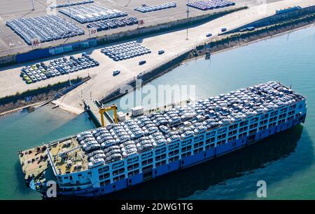 Pékin, Chine. 13 novembre 2020. La photo aérienne prise le 13 novembre 2020 montre les véhicules à transporter au port de Zigui dans le comté de Zigui, Yichang, dans la province de Hubei en Chine centrale. Credit: Zheng Jiayu/Xinhua/Alamy Live News Banque D'Images