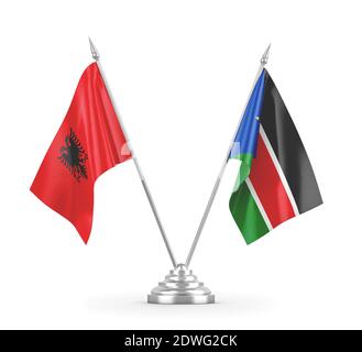 Drapeau de table du Soudan du Sud et de l'Albanie isolés en 3D blanche rendu Banque D'Images
