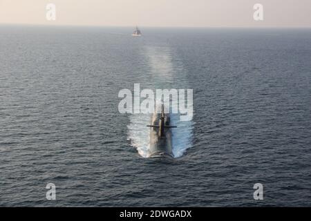 Photo du sous-marin de missiles guidés USS Georgia (SSGN 729), en date du 21 décembre 2020, avant, transite le détroit d'Hormuz avec les croiseurs de missiles guidés USS Philippine Sea (CG 58) et USS Port Royal (CG 73), Pas de pictureLa marine américaine semble envoyer un message à l'Iran sous la forme d'un sous-marin de missile guidé équipé d'une puissance de feu énorme et éventuellement de troupes d'opérations spéciales. Le sous-marin de missiles guidés de classe Ohio USS Georgia a navigué dans le golfe Persique lundi. Pour la première fois en huit ans, la Marine a annoncé la présence d'un sous-marin de missiles guidés dans les pers Banque D'Images