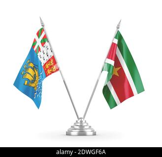 Drapeau de table du Suriname et de Saint-Pierre-et-Miquelon isolé blanc Banque D'Images