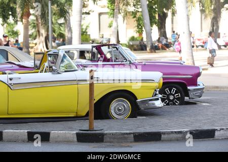 Une voiture garée devant un bâtiment, la Havane, Cuba Banque D'Images