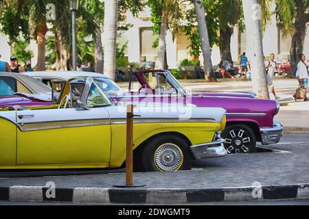 Une voiture garée devant un bâtiment, la Havane, Cuba Banque D'Images