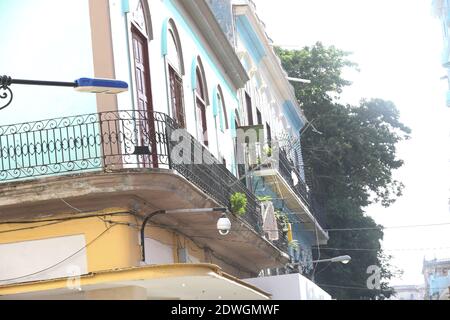 Blanchisserie frais sur le balcon de la vieille maison, La Havane, Cuba Banque D'Images