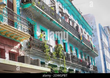 Blanchisserie frais sur le balcon de la vieille maison, La Havane, Cuba Banque D'Images