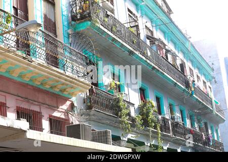 Blanchisserie frais sur le balcon de la vieille maison, La Havane, Cuba Banque D'Images