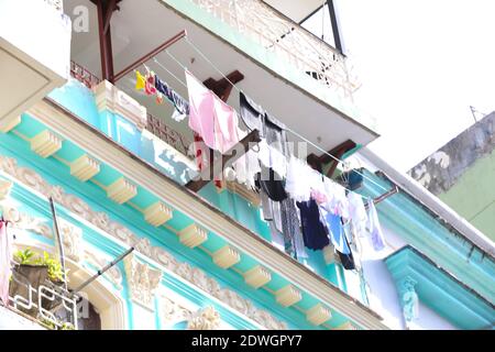 Blanchisserie frais sur le balcon de la vieille maison, La Havane, Cuba Banque D'Images