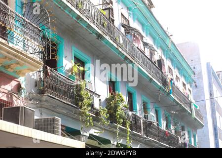 Blanchisserie frais sur le balcon de la vieille maison, La Havane, Cuba Banque D'Images