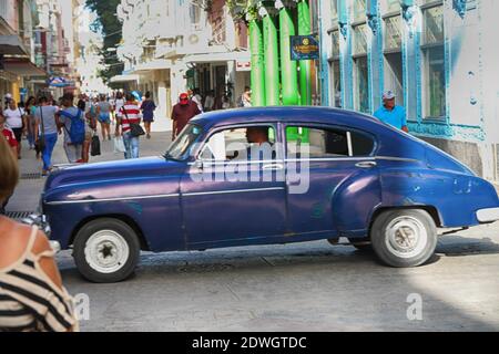 Blanchisserie frais sur le balcon de la vieille maison, La Havane, Cuba Banque D'Images