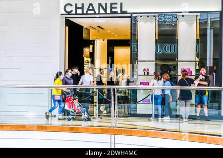 Melbourne, Australie. 23 décembre 2020. Les gens se trouvant devant le magasin Chanel au centre commercial de Chadstone - le capital de la mode. Entrée limitée au magasin pendant les achats de Noël. Rayon accessoires et vêtements. Crédit : SOPA Images Limited/Alamy Live News Banque D'Images