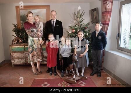 Exclusif - Prince Jean de France, comte de Paris avec sa femme la princesse Philomena de France, Madame la comtesse de Paris et leurs enfants la princesse Louise Marguerite de France, la princesse Antoinette de France, le prince Joseph de France, le prince Gaston de France (dauphin de la famille française) Et la princesse Jacinthe de France. Séance photo de la famille française (famille d'Orléans) à Montréal de l'Aude, près de Carcassonne, le 8 décembre 2020, France. Photo de David Niviere/ABACAPRESS.COM Banque D'Images