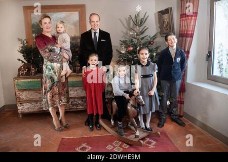 Exclusif - Prince Jean de France, comte de Paris avec sa femme la princesse Philomena de France, Madame la comtesse de Paris et leurs enfants la princesse Louise Marguerite de France, la princesse Antoinette de France, le prince Joseph de France, le prince Gaston de France (dauphin de la famille française) Et la princesse Jacinthe de France. Séance photo de la famille française (famille d'Orléans) à Montréal de l'Aude, près de Carcassonne, le 8 décembre 2020, France. Photo de David Niviere/ABACAPRESS.COM Banque D'Images