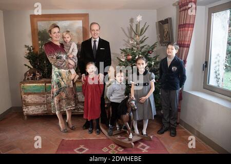 Exclusif - Prince Jean de France, comte de Paris avec sa femme la princesse Philomena de France, Madame la comtesse de Paris et leurs enfants la princesse Louise Marguerite de France, la princesse Antoinette de France, le prince Joseph de France, le prince Gaston de France (dauphin de la famille française) Et la princesse Jacinthe de France. Séance photo de la famille française (famille d'Orléans) à Montréal de l'Aude, près de Carcassonne, le 8 décembre 2020, France. Photo de David Niviere/ABACAPRESS.COM Banque D'Images