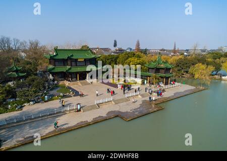 Une vue aérienne de la zone pittoresque pittoresque du lac de l'Ouest Slender, qui attire de nombreux touristes à visiter dans le quartier de Hanjiang, la ville de Yangzhou, Jian en Chine orientale Banque D'Images