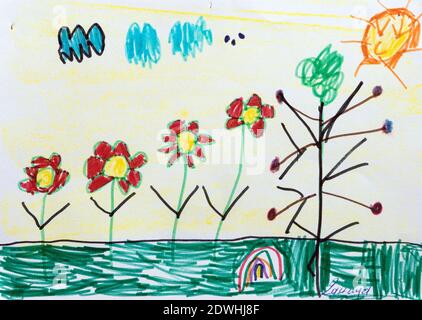 Dessin d'enfant de sept ans, fleurs rouges sur le terrain, concept de printemps ou d'été. Banque D'Images