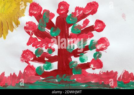 Dessin d'enfant de sept ans, arbre rouge sur le terrain, aquarelles. Banque D'Images