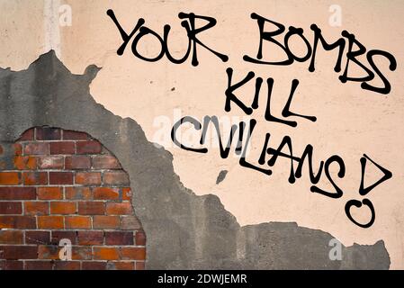 Vos bombes tuent des civils - graffiti manuscrit pulvérisé sur le mur, esthétique anarchiste - protestent contre les dommages collatéraux pendant la guerre dans la zone de guerre. Figh Banque D'Images
