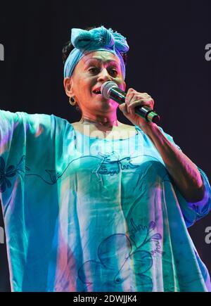 Omara Portuondo, du club social d'Orquesta Buena Vista, se présentant au festival WOMAD, Charlton Park, Royaume-Uni Banque D'Images