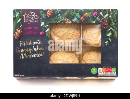 SWINDON, Royaume-Uni - 23 DÉCEMBRE 2020 : Sainsburys goûte la différence tartes à la viande hachée avec toute la pâte au beurre et le jus de viande infusée au brandy sur fond blanc. Banque D'Images