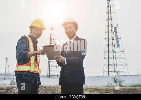 Chef de projet chargé de la communication avec le service Ingénierie de la construction pour le travail construction de bâtiments Banque D'Images