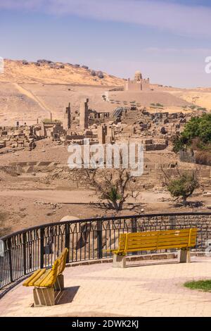 Égypte, haute Égypte, Assouan, vue vers les ruines de Khnum sur l'île Éléphantine Banque D'Images