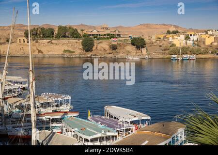 Égypte, haute Égypte, Assouan, vue vers les ruines de Khnum sur l'île Éléphantine Banque D'Images