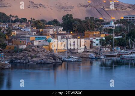 Égypte, haute Égypte, Assouan, vue sur le Nil et village nubien sur l'île Éléphantine Banque D'Images