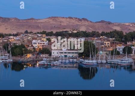 Égypte, haute Égypte, Assouan, vue sur le Nil et village nubien sur l'île Éléphantine Banque D'Images