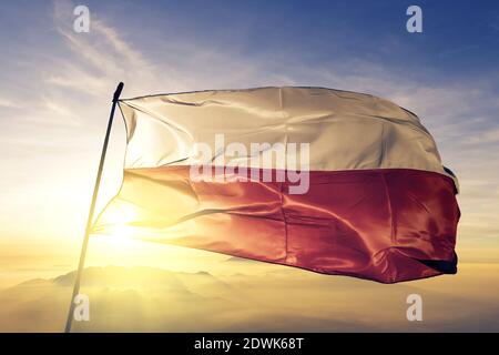 Drapeau de l'état de l'Autriche de la haute-Autriche sur le dessus brume de lever de soleil Banque D'Images