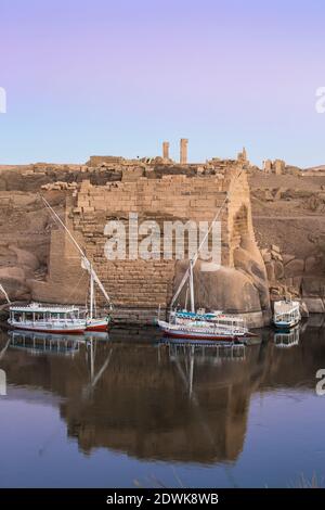 Égypte, haute Égypte, Assouan, vue vers les ruines de Khnum sur l'île Éléphantine Banque D'Images