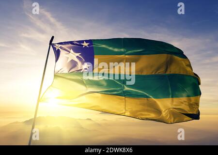 Drapeau de l'état de Sergipe du Brésil qui agite au lever du soleil brouillard Banque D'Images