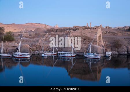 Égypte, haute Égypte, Assouan, vue vers les ruines de Khnum sur l'île Éléphantine Banque D'Images