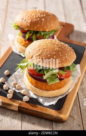 Délicieux hamburger sain aux pois chiches. Régime alternatif. Concept alimentaire veganisme. Banque D'Images