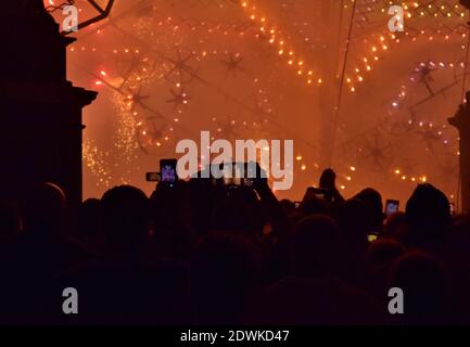 BIRZEBBUGA, MALTE - 01 août 2015 : feux d'artifice au sol, feux d'artifice mécanisés sur cadre métallique pendant la fête du village de Birzebbuga à Malte, de Banque D'Images