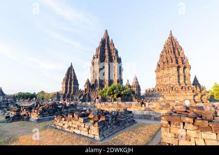 Anciens temples hindous au quartier du temple de Prambanan à Java, en Indonésie Banque D'Images