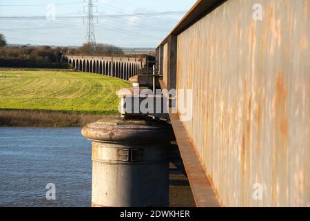 Fledborough Viaduct, River Trent, chemin de fer abandonné, viaduc, Graffiti Bridge, ancien chemin de fer, Viaduct, faisant partie du réseau national du cycle, West Side. Banque D'Images