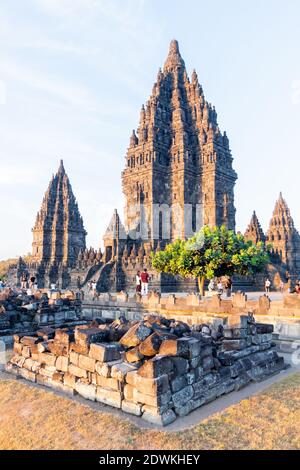 Anciens temples hindous au quartier du temple de Prambanan à Java, en Indonésie Banque D'Images