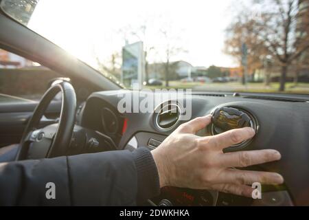 Homme remplissant le parfum de voiture ou le parfum de voiture dans l'intérieur de voiture Banque D'Images